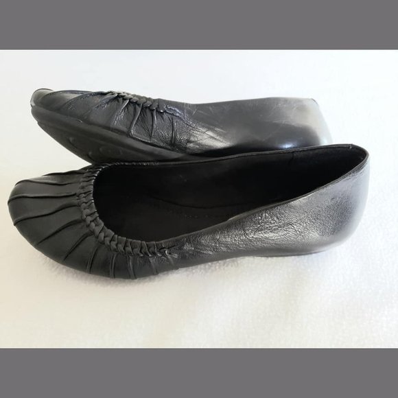 2 for $20 - Bare Traps Black Flats and Brown Flats - Picture 3 of 7